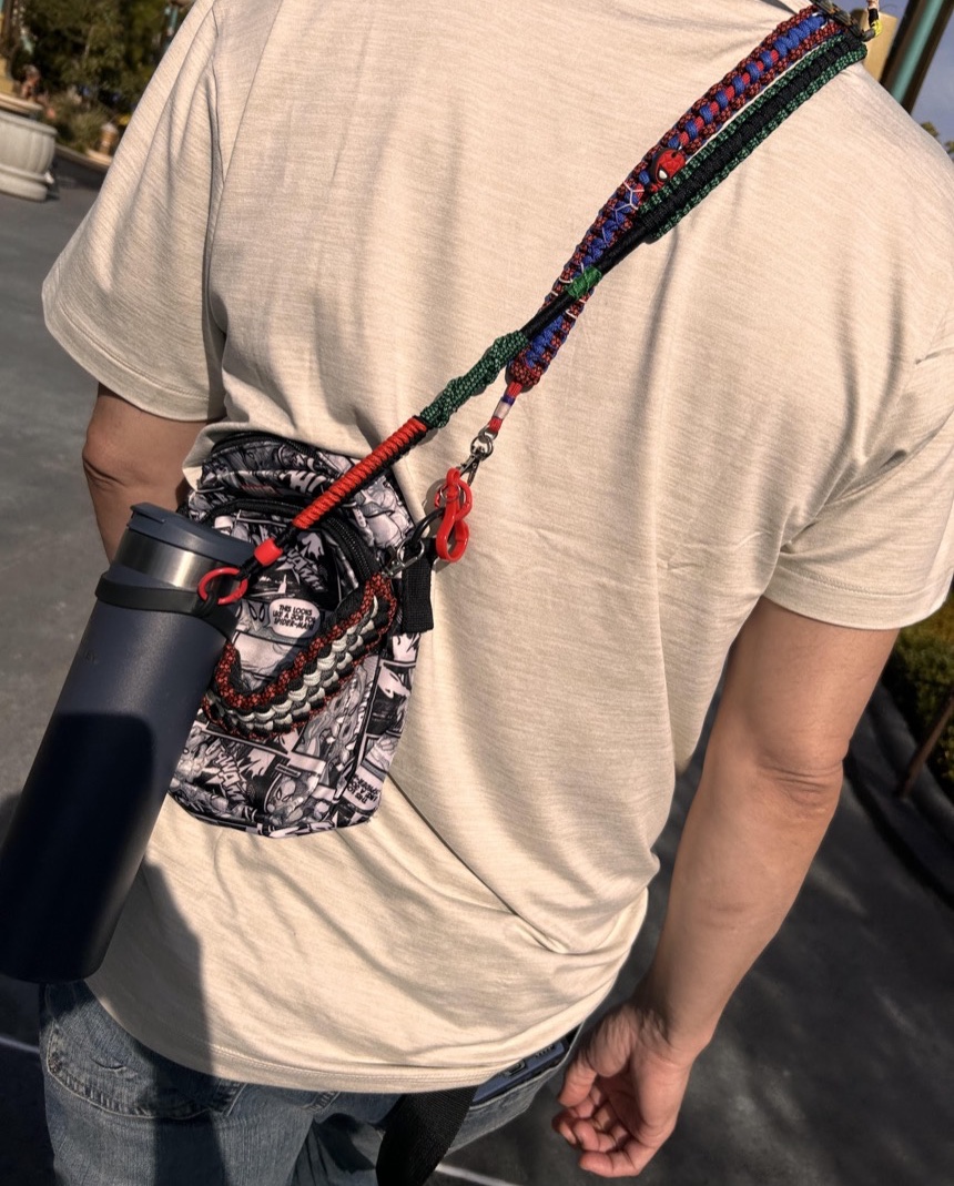 ATA2 en la vida real: bolso y botella cruzados en un strap de paracord, con las manos libres