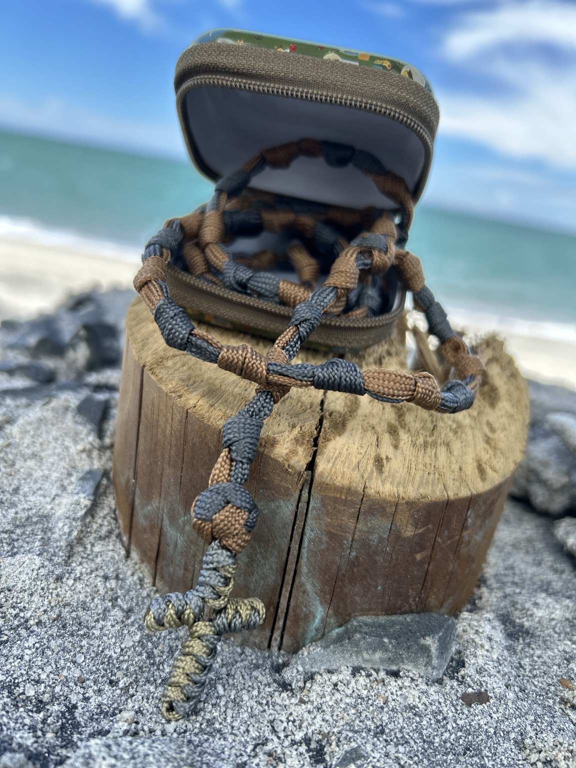 Detalle: cruz de paracord dentro del estuche