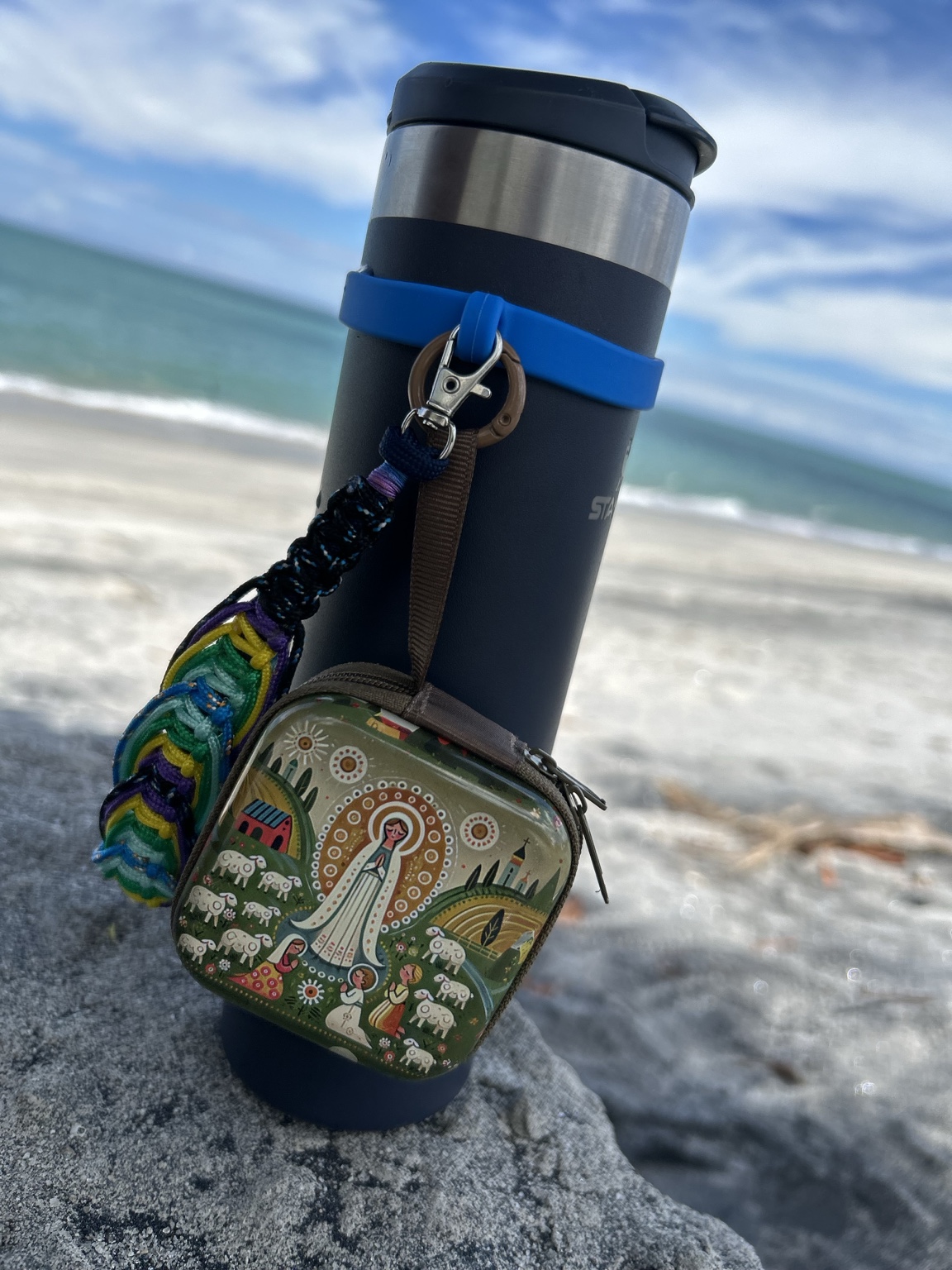 Estuche con detalle de paracord acompañando un termo