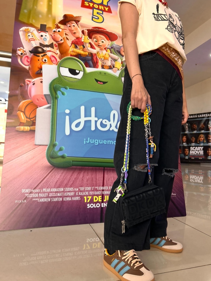Una mamá lleva su cartera cruzada con un strap de paracord ATA2 y charms de Toy Story, con estilo